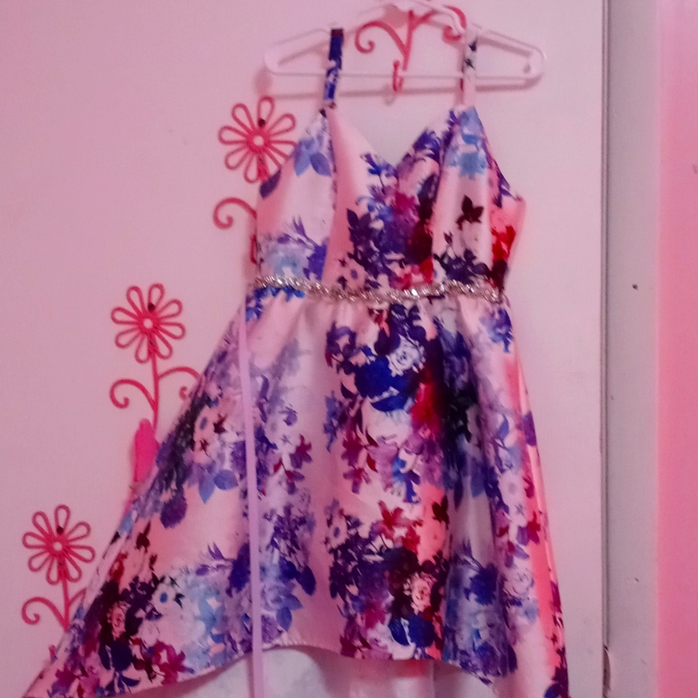 A beutiful dress for grils in used but in great condicions